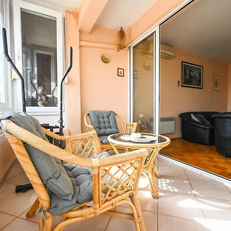 Mihaela Apartment *