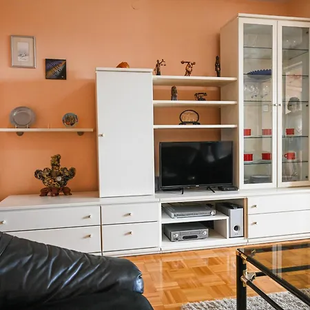Mihaela Apartment *